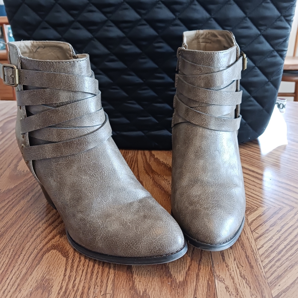 JustFab heeled ankle boots size 10.